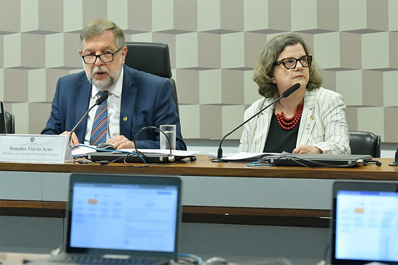 Relator Flávio Arns e a senadora Teresa Leitão apoiam o projeto (Foto: Geraldo Magela/Agência Senado)