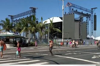 Palco para show de Madonna está pronto na Praia de Copacabana (Imagem: SBT/YouTube/Reprodução)