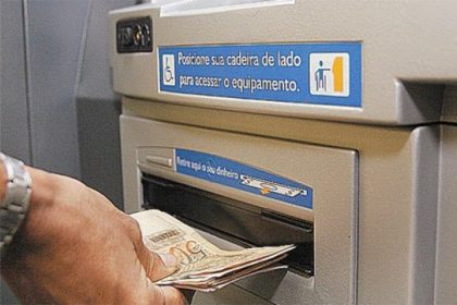 Saques superaram os depósitos na poupança em abril, informou o Banco Central (Imagem: YouTube/Reprodução)