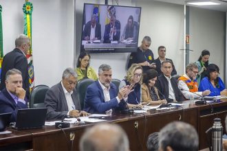Ministro Paulo Pimenta (centro) com gestores públicos e políticos gaúchos: socorro urgente (Foto: Lucas Leffa/Secom-PR)