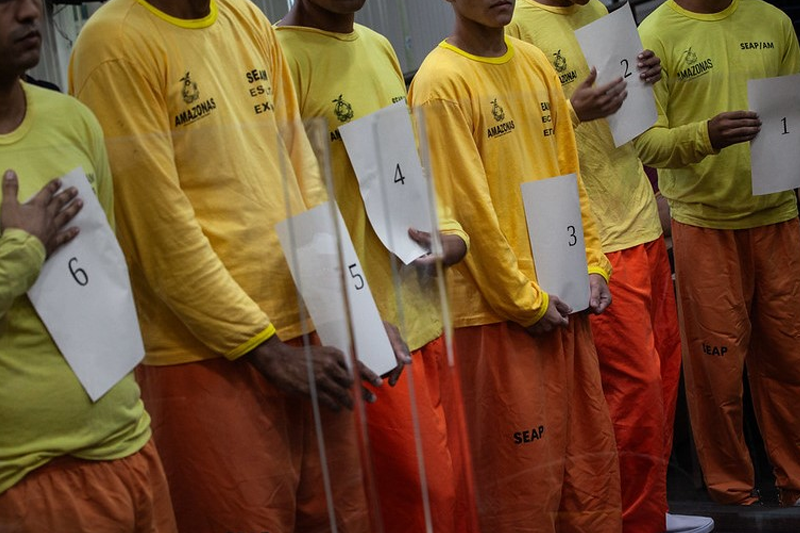Réus foram apresentados no julgamento para reconhecimento por uma testemunha, que identificou autor dos disparos contra irmãos gêmeos (Foto: Raphael Alves/TJAM)