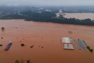 Tio Taguari voltou a transbordar e alagar cidades e plantações (Imagem: YouTube/Reprodução)