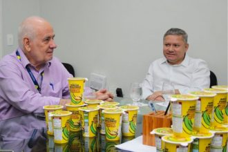 Secretário Serafim Corrêa conhece mingau instantâneo apresentado pelo empresário Vanilson Costa (Foto: Bruno Leão/Sedecti/Divulgação)