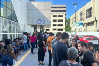 Eleitores lotam TRE em Manaus nesta quarta-feira: prazo final para regularizar título (Foto: Murilo Rodrigues/AM ATUAL)