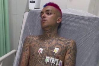 MC Brinquedo ainda no hospital: funkeiro recebeu alta após sofrer acidente (Foto: @mcbrinquedo/Instagram)