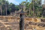 Antenas em garimpo no Rio Mucajaí, na Terra Indígena Yanomami (Foto: Divulgação/Ibama)