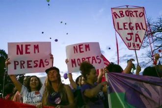 Mulheres protestam contra projeto que criminaliza o aborto após 22 semanas de gestação (Foto: Fábio Rodrigues Pozzebom/ABr)