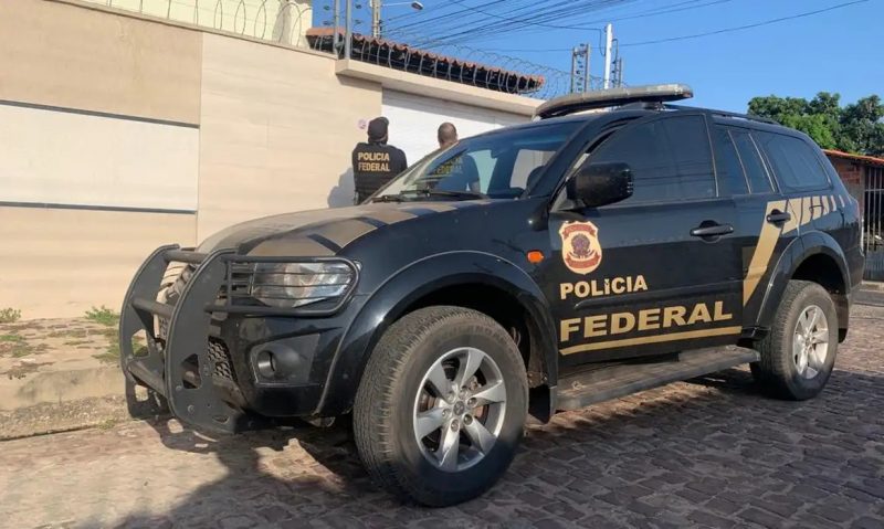 Agentes da PF em casa de suspeito de manipulação de resultado de jogo de futebol (Foto: PF/Divulgação)