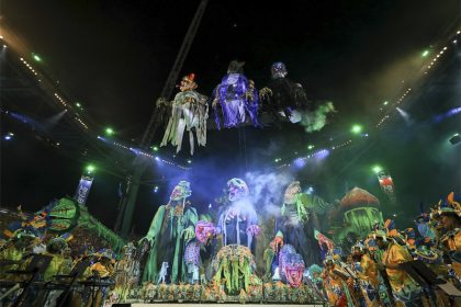 Guindaste é usado para erguer alegorias por cima do Bumbódromo e deixar na arena (Foto: Gov. AM/Secom)