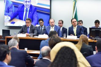 Alexandre Silveira (centro) afirmou que não haverá aumento na conta de luz (Foto: Vinícius Loures/Agência Senado)