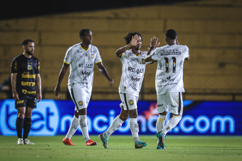 Ênio marcou o gol da vitória do Amazonas, a primeira fora de casa (Foto: Pedro Zacchi/Divulgação)