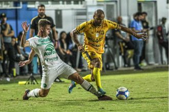 Amazonas (de amarelo) tropeçou diante da Chapecoense jogando na toca da Onça (Foto: João Normando/AMFC)