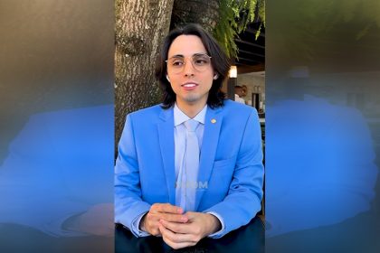 Amom Mandel pediu Manaus em "casamento" em vídeo nas redes sociais (Imagem: Instagram/Reprodução)
