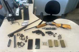 Armas e punições foram encontradas na casa do suspeito (Foto: PC-AM/Divulgação)