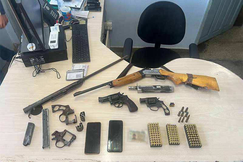 Armas e punições foram encontradas na casa do suspeito (Foto: PC-AM/Divulgação)