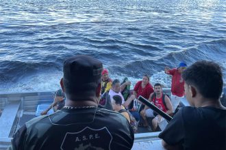 Seguranças barraram passageiros atrasados que tentaram entrar em barco no meio do rio (Foto: Felipe Campinas/AM ATUAL)