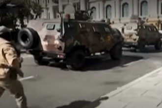 Carros blindados foram usados pelo exército boliviano para cerca palácio do governo (Imagens: YouTube/Reprodução)