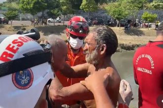 Benedito Sampaio Barreto atendeu apelo do amigo Babalu e saiu do bueiro após 10h40 (Foto: Facebook/Reprodução)
