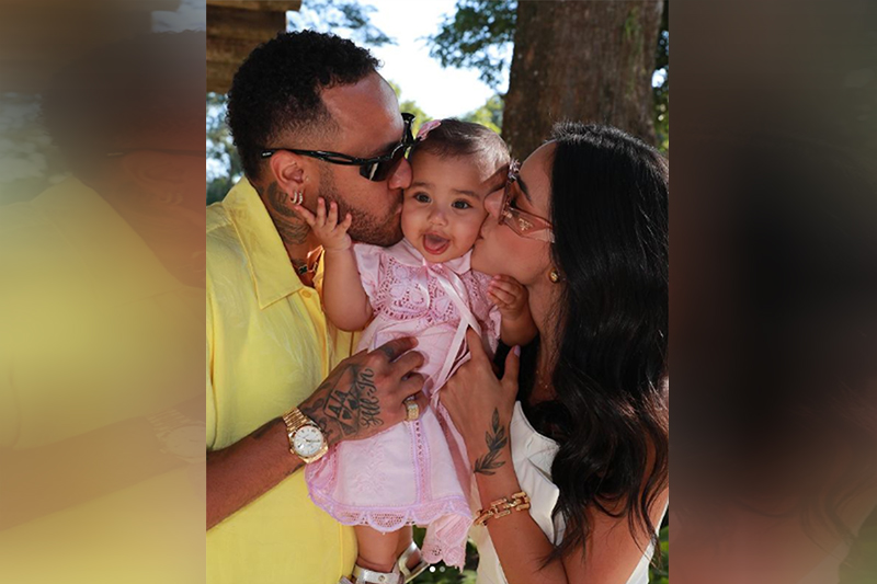 Neymar com a filha Mavie e a mulher, Bruna Biancardi: consagração evangélica (Foto: @neymarjr/Instagram)