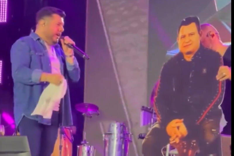 Bruno teve um totem de papelão com imagem de Marrone no palco (Imagem: X/Reprodução)