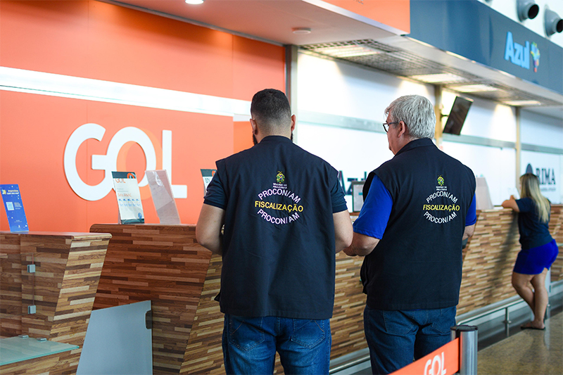 Agentes do Procon notificaram a Gol no aeroporto de Manaus (Foto: João Pedro/Procon-AM)