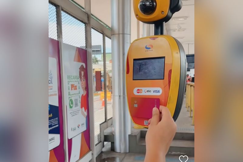 Passageiro de ônibus em Manaus pode pagar a passagem com cartão de crédito ou débito (Imagem: Instagram/Reprodução)