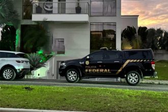 Agentes federais estiveram na casa de Braguinha no início da manhã desta quarta-feira (Foto: Redes sociais/Reprodução)