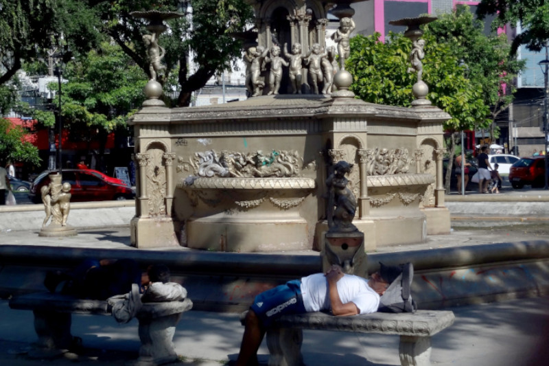 Áreas abertas e públicas, praças proporcionam segurança a moradores de rua (Foto: Milton Almeida/AM ATUAL)