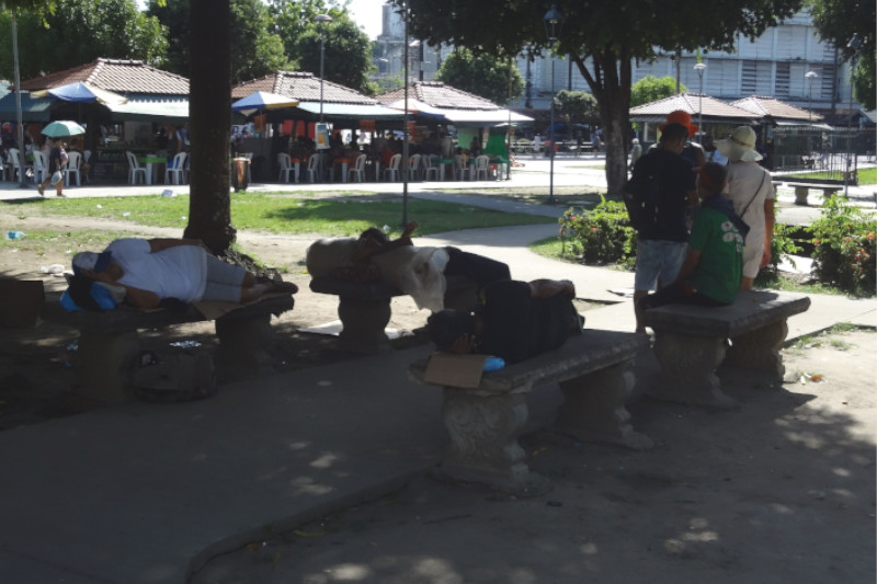 Mesmo em grupo, moradores de rua costumam se desentender e brigam por espaço Foto: Milton Almeida/AM ATUAL)