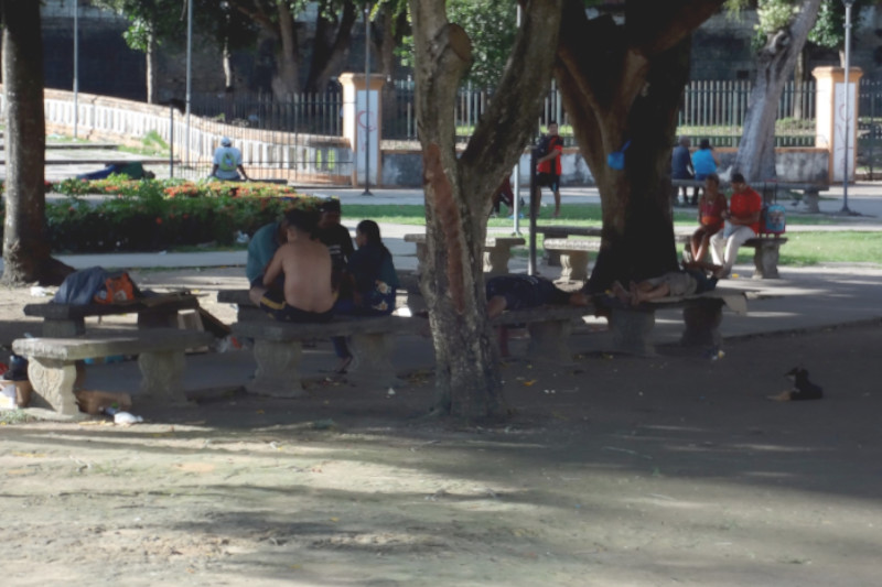 Praça da Matriz é um dos locais de concentração de pessoas que vivem na rua em Manaus (Foto: Milton Almeida/AM ATUAL)