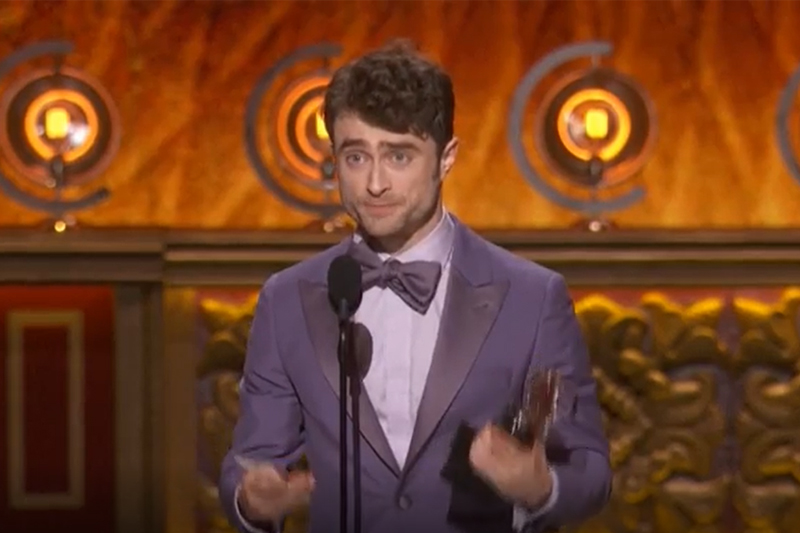 Daniel Radcliffe ganhou o Tony por atual em musical (Imagem: Sky News/YouTube/Reprodução)