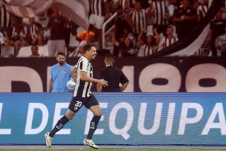 Eduardo marcou os dois gols na vitória do Botafogo (Foto: Vitor Silva/BFR)