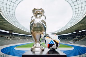Taça e bola da Eurocopa: tecnologia para 'acusar' impedimento (Foto: Adidas/Divulgação)