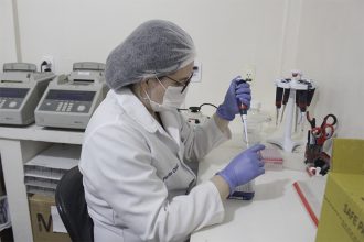 Laboratório de Genética Forense mantém banco de dados de DNA (Foto: Carlos Soares/SSP-AM)