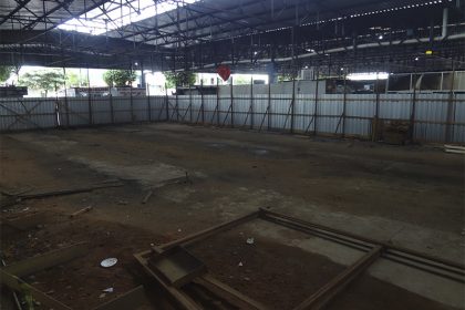 Área da feira destruída em incêndio está isolada por tapumes (Foto: Milton Almeida/AM ATUAL)