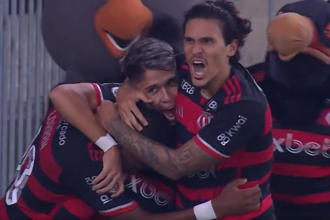 Jogadores festejam gol de Luiz Araújo na vitória do Flamengo (Imagem: YouTube/GE)