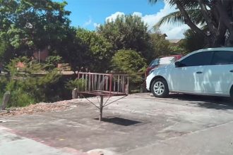 Calçada do igarapé é usada como estacionamento em outro trecho do córrego Foto: AM ATUAL)
