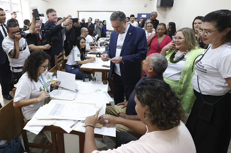 Luís Roberto Barroso conversou com moradores que foram obter documentos pessoais (Foto: Antonio Augusto/SCO/STF)