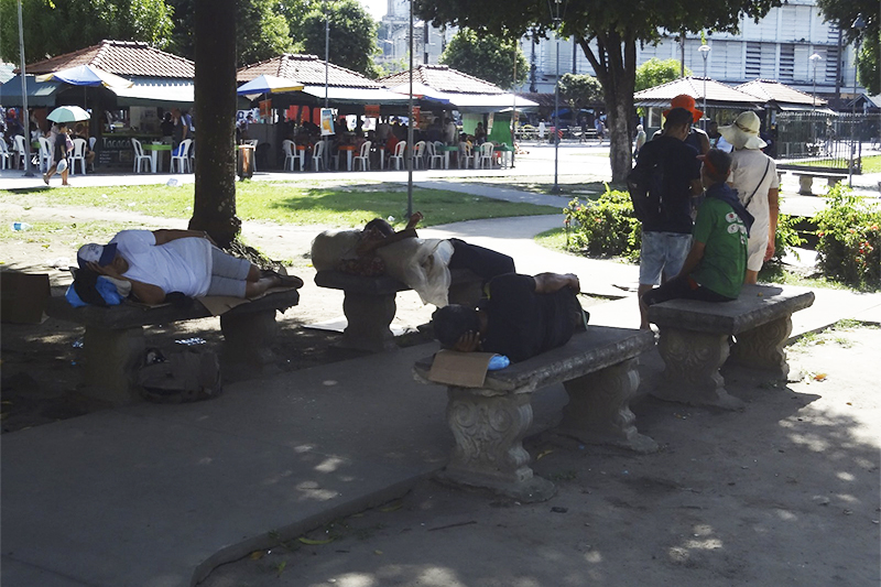 Pessoas que vivem na rua em Manaus: MPF cobra política de assistência (Foto: AM ATUAL)