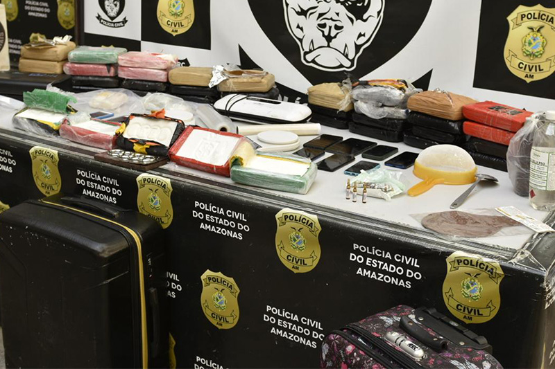 Cocaína foi encontrada em uma casa e com um policial militar (Foto: Erlon Rodrigues/PC-AM)