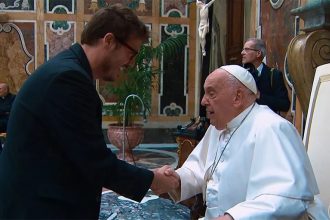 Fábio Porchat com o papa Francisco: bom-humor (Imagem: TV Globo/YouTube)