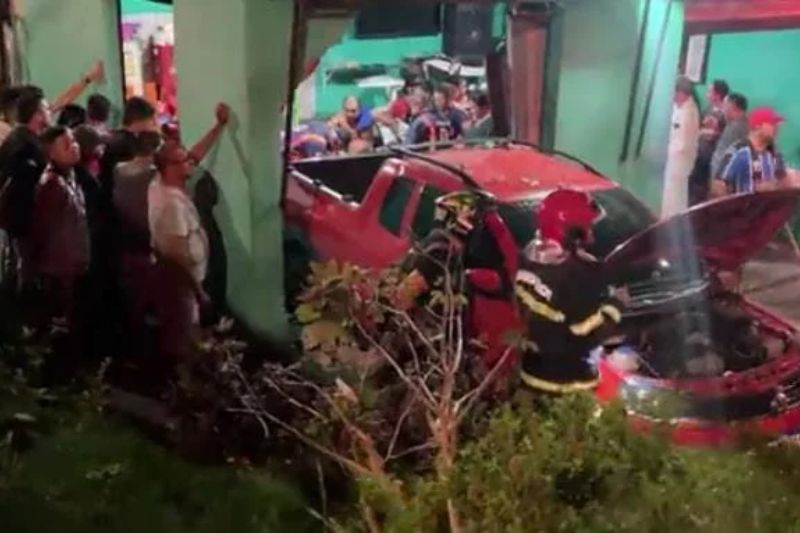 O momento em que o carro invade o bar (Imagem: Divulgação/-redes sociais)
