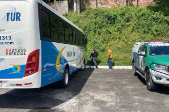 O micro-ônibus estava estacionado em um posto de combustíveis no momento (Foto: Divulgação/redes sociais)