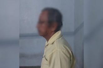 O idoso ao ser preso (Foto: Divulgação/redes sociais)