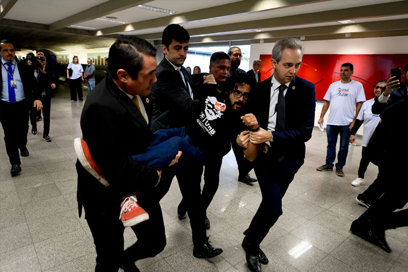 Manifestante protesta contra mudanças no novo ensino médio