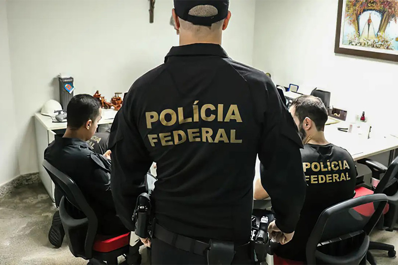 Agentes federais recolhem documentos em casa de suspeito (Foto: PF/Divulgação)