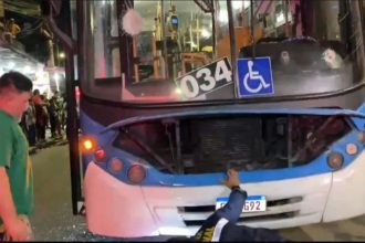 Motorista do ônibus fugiu ao ser atacado por pedestres (Foto: WhatsApp/Reprodução)