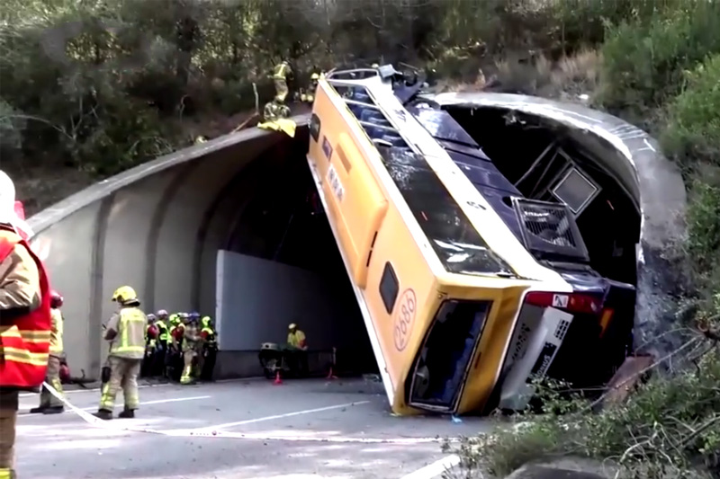 Ônibus bateu na entrada do túnel e ficou pendurado (Imagem: YouTube/Reprodução)