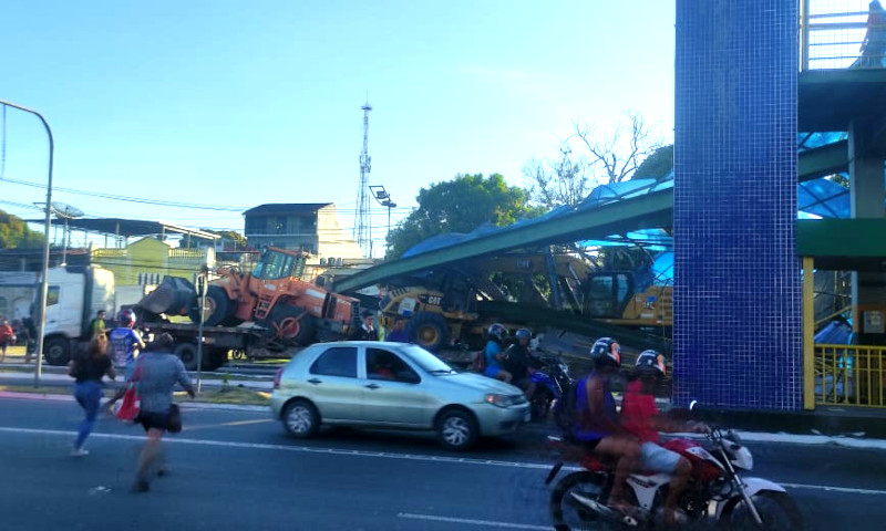 Acidente bloqueou o tráfego de veículos no trecho da Avenida Torquato Tapajós (Foto: AM ATUAL)