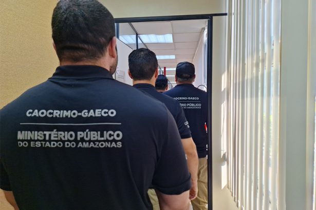Agentes do Gaeco em casa de suspeito: investigação contra advogados (Foto: Ulisses Farias/Divulgação)